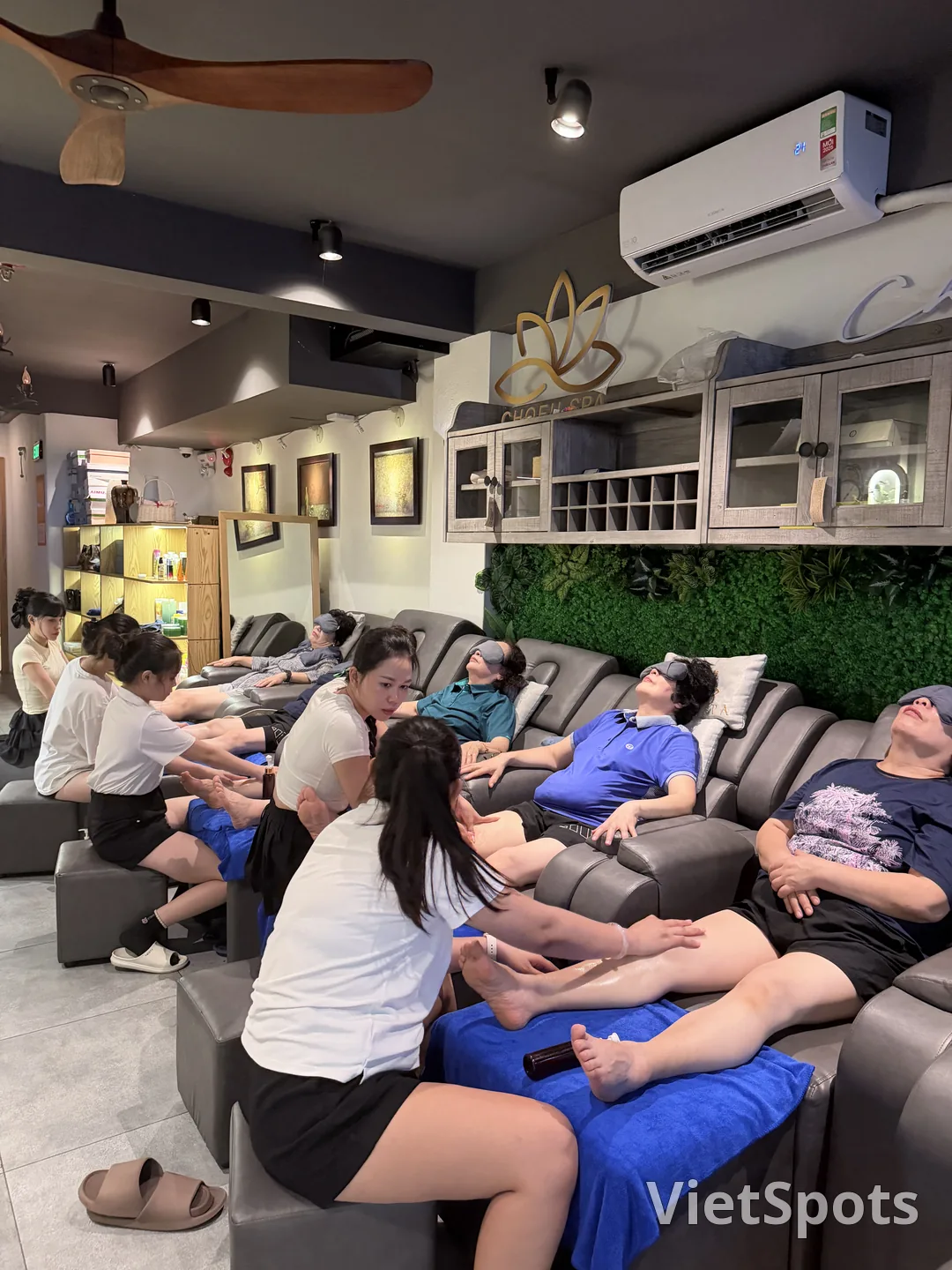 Foot massage is only 250k, everyone!!
