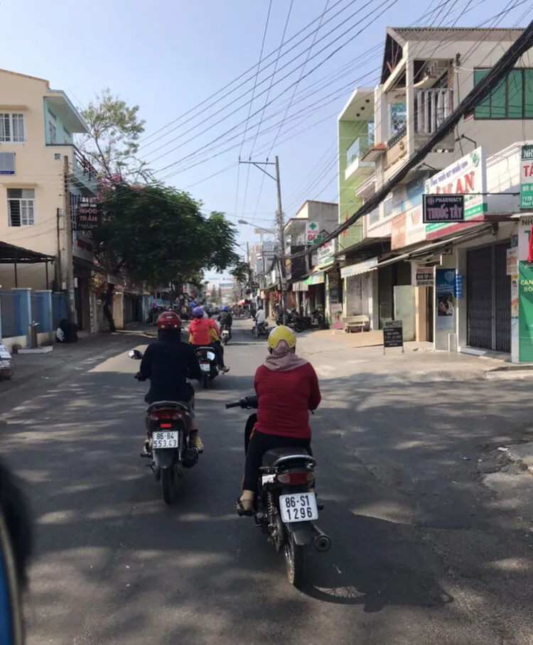 ツゥンさんバイクで先導