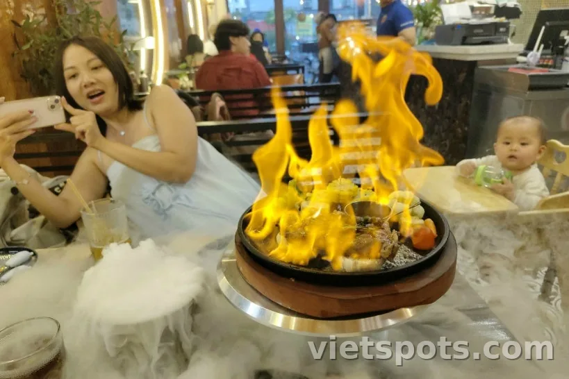Phát sóng từ Thành phố Hồ Chí Minh. Bí quyết để hai vợ chồng tận hưởng cuộc sống ở Việt Nam và những dự định sắp tới