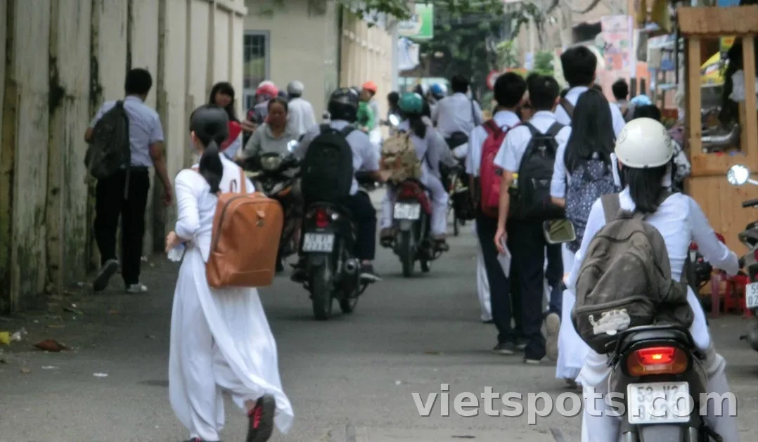 Di cư sang Việt Nam cùng con cái! Những điều cần lưu ý khi cho con đi học