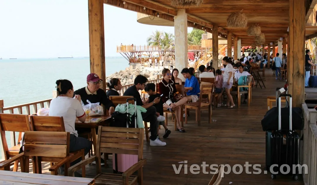 Giới thiệu Vũng Tàu, nơi một gia đình chuyển đến sinh sống ở TP. Hồ Chí Minh, Việt Nam ghé thăm khoảng 5 lần một năm