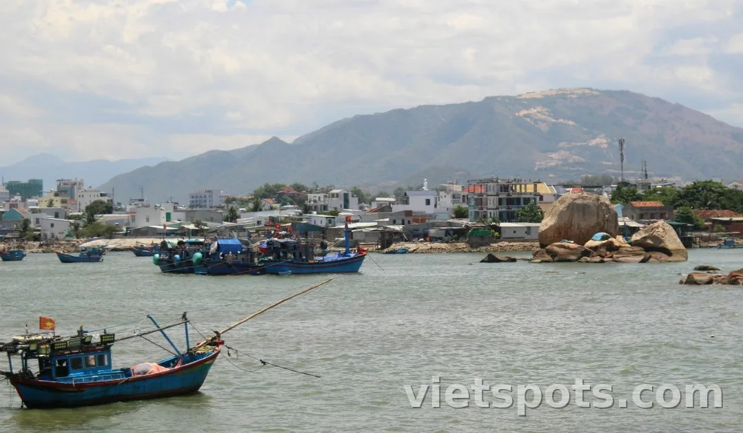 Bài ghi lại trải nghiệm nghỉ đêm tại khách sạn của khu nghỉ dưỡng ẩn mình "Cam Ranh" ở Việt Nam