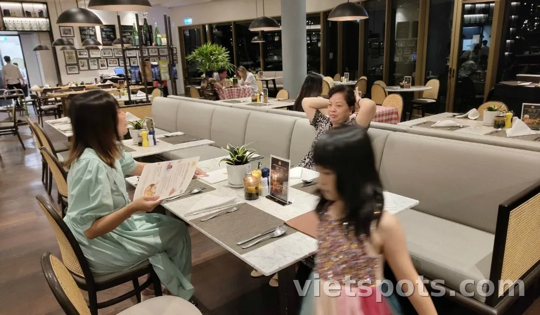 Bài ghi lại trải nghiệm nghỉ đêm tại khách sạn của khu nghỉ dưỡng ẩn mình "Cam Ranh" ở Việt Nam