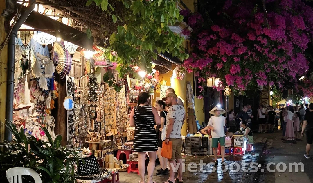 [Nhật ký du lịch Đà Nẵng] Đêm ngày thứ 2: Dạo bước phố cổ Hội An! Ngồi thuyền thả đèn hoa đăng