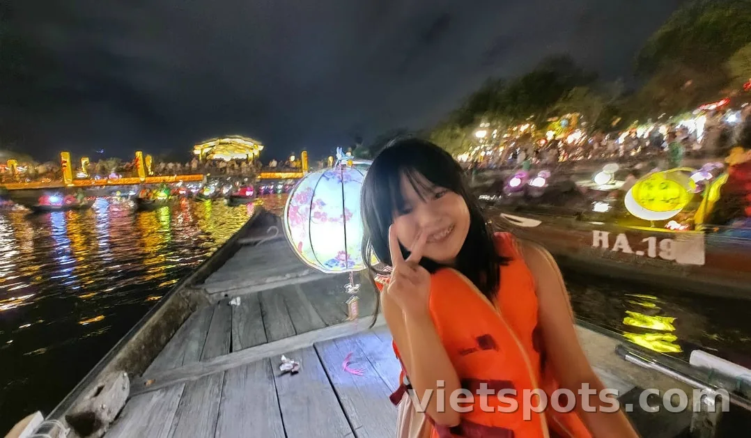 [Nhật ký du lịch Đà Nẵng] Đêm ngày thứ 2: Dạo bước phố cổ Hội An! Ngồi thuyền thả đèn hoa đăng