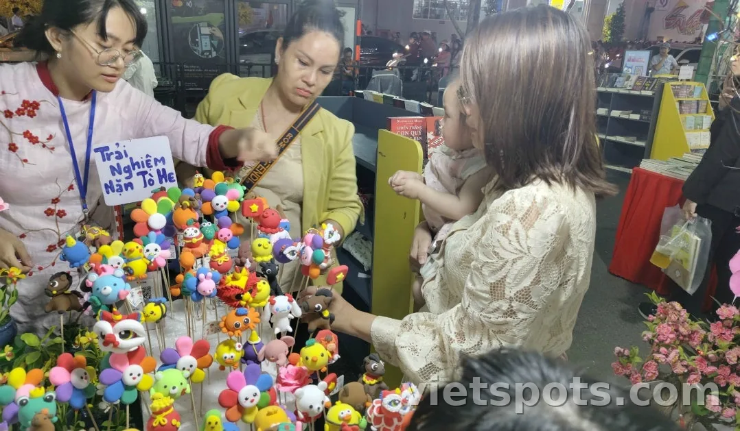Dạo bước Sài Gòn dịp Tết Nguyên Đán Việt Nam 2026! Trải nghiệm địa phương