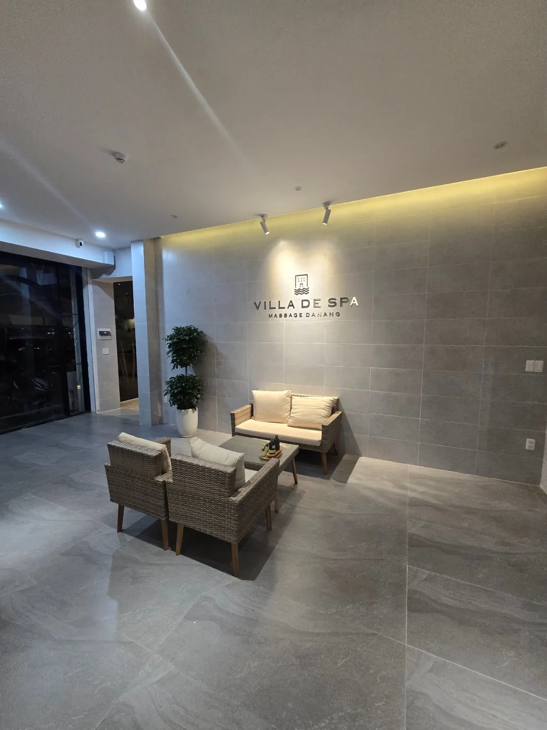 Chuyến du lịch Đà Nẵng cùng bố mẹ ngoài 80 tuổi — Villade Spa 🐧