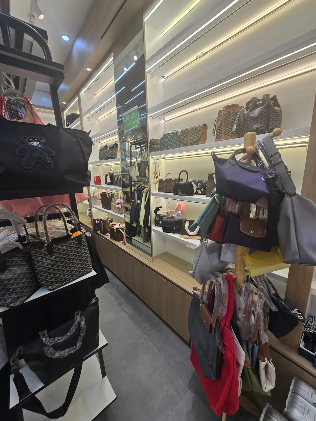 🐧🐧>>🇻🇳 Review chuyến đi lần 4 (Review du lịch cùng bố mẹ ở độ tuổi 80) 61 Mirror shop cạnh chợ Hàn~Mua sắm~