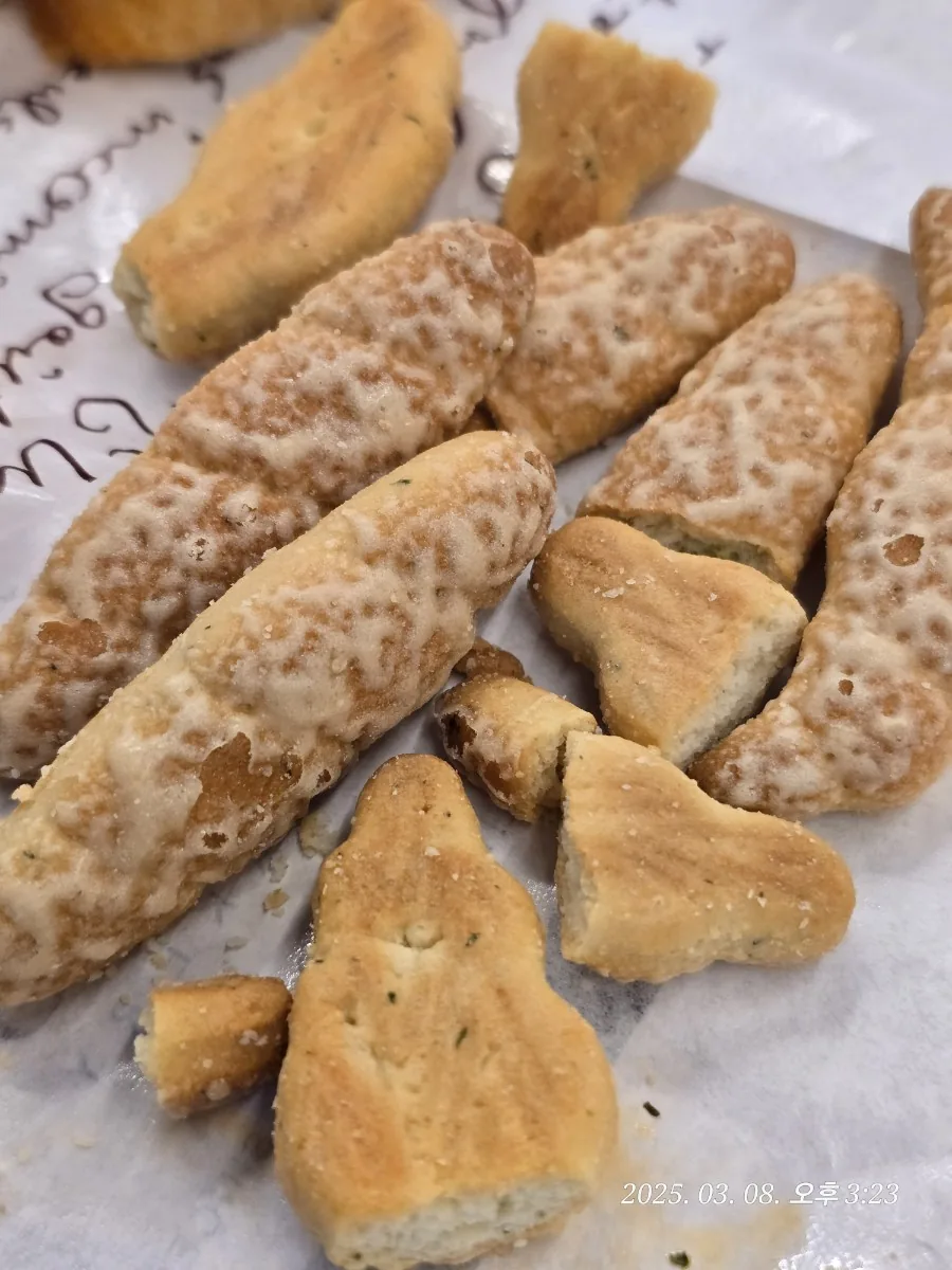 🐸🇻🇳🐸>>Review) Món tình cờ mua được: bánh snack baguette vị tỏi