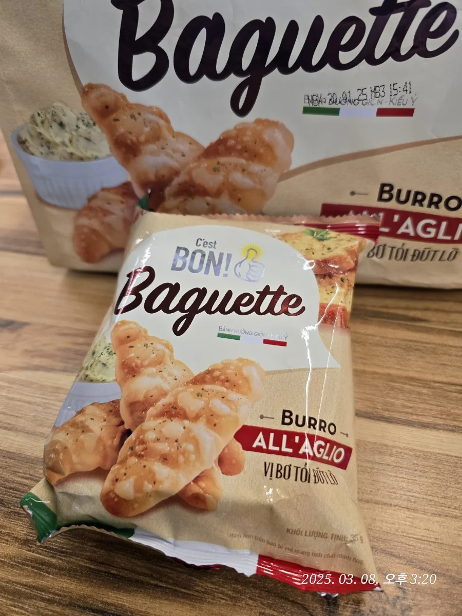 🐸🇻🇳🐸>>Review) Món tình cờ mua được: bánh snack baguette vị tỏi