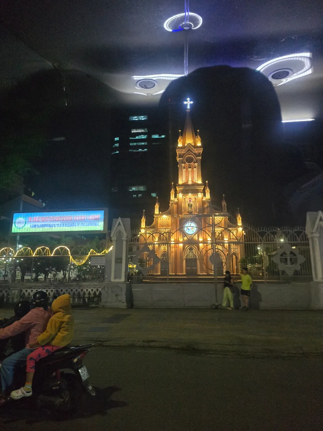 🐸🐸>> 🇻🇳Đánh giá: Nhà thờ hồng về đêm!!!