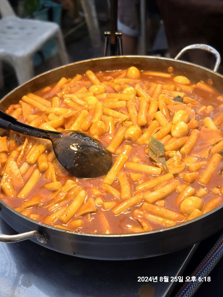 🐸🐸>> Phuket~ Phố Cổ ^Đúng là chợ đêm thì phải có tteokbokki và kimbap~