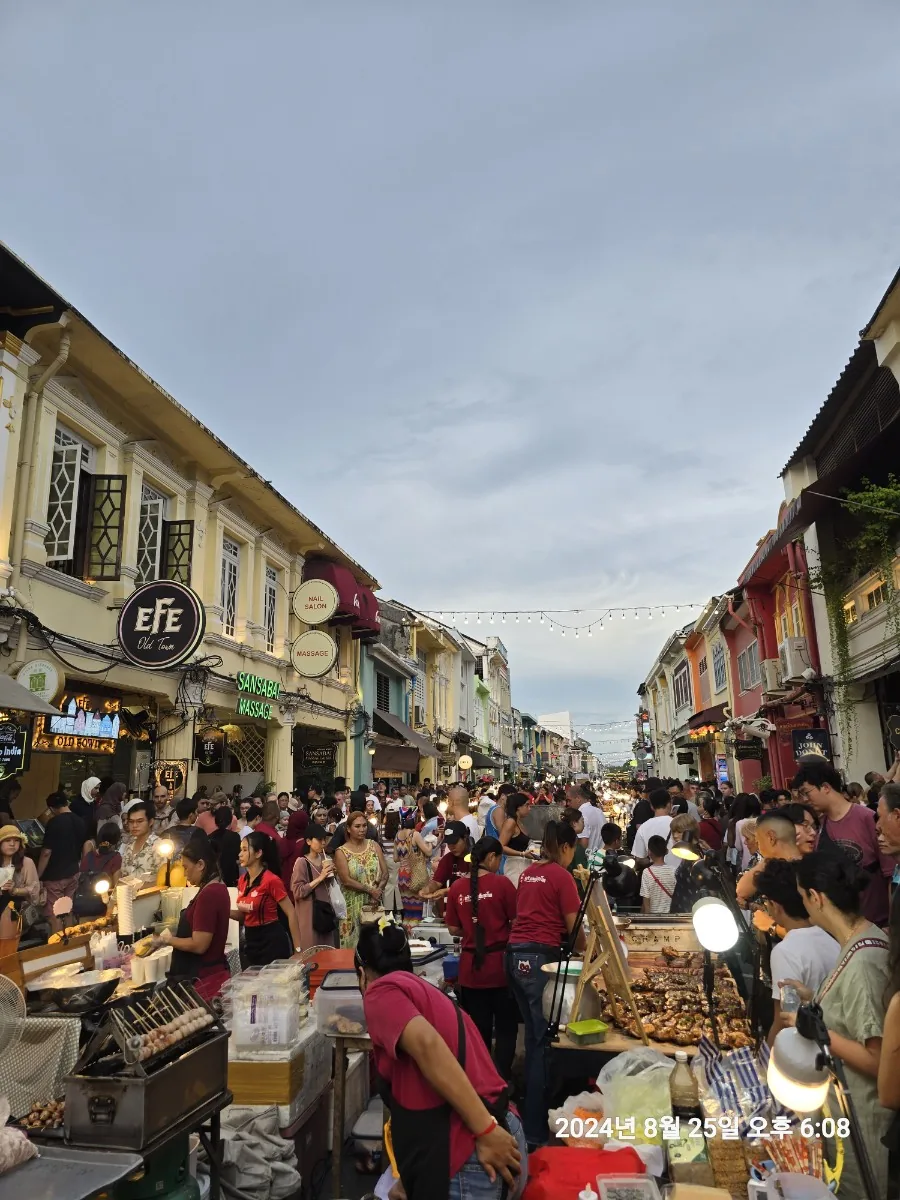 🐸🐸>> Phuket~ Phố Cổ ^Đúng là chợ đêm thì phải có tteokbokki và kimbap~
