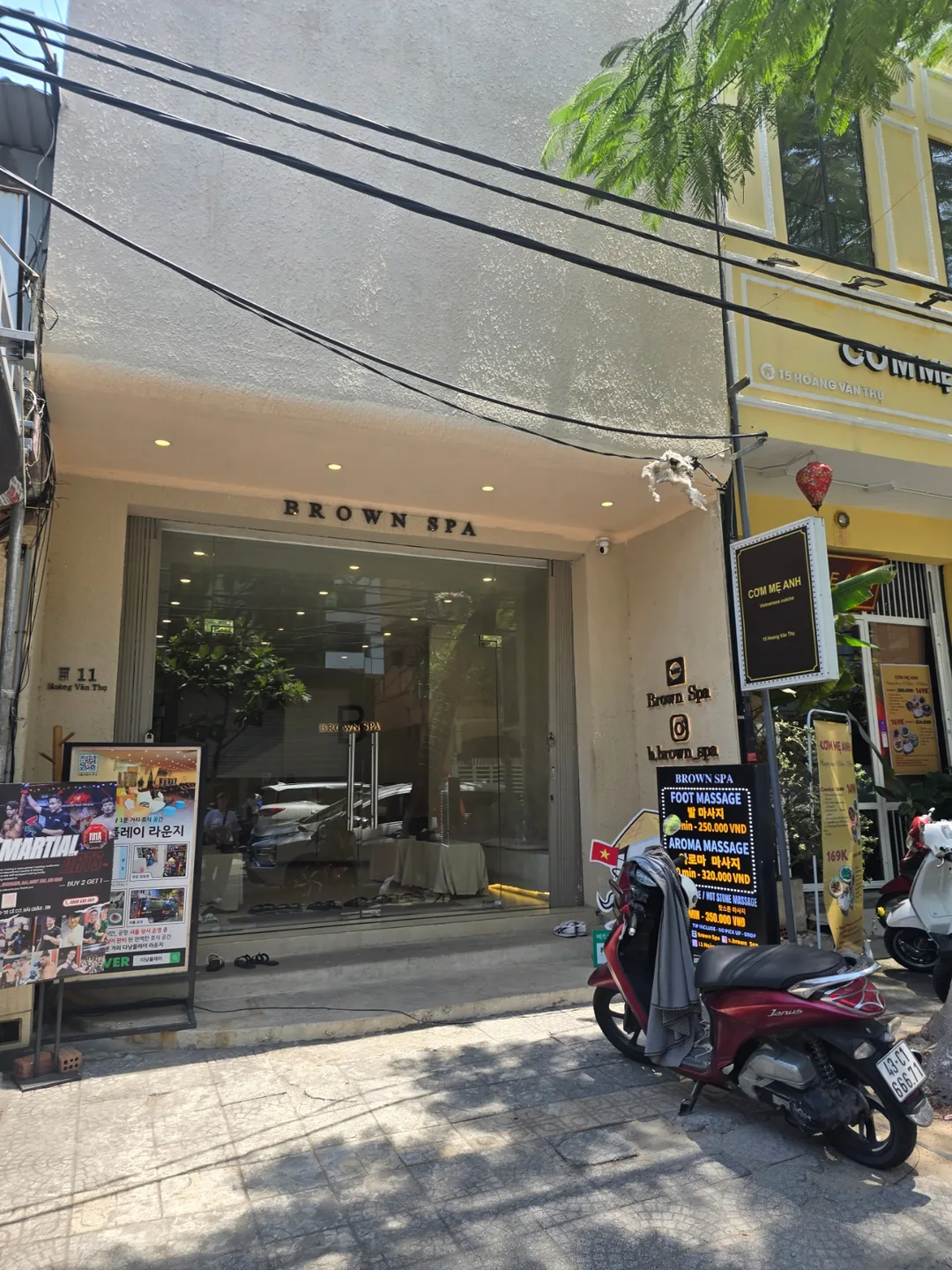 Mình đi ngắm hoa trong con hẻm rồi ghé Brown Spa luôn.