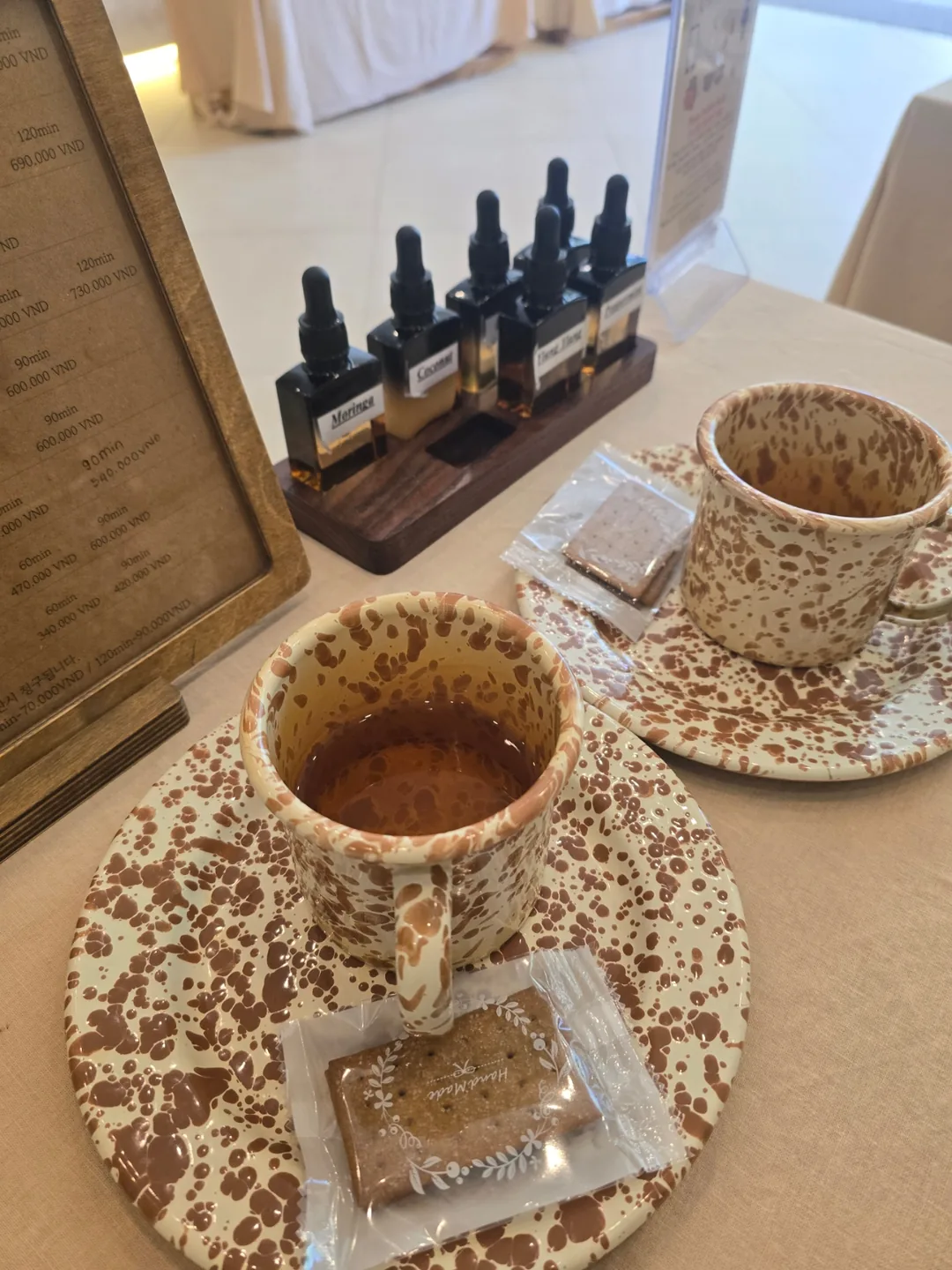 Mình đi ngắm hoa trong con hẻm rồi ghé Brown Spa luôn.