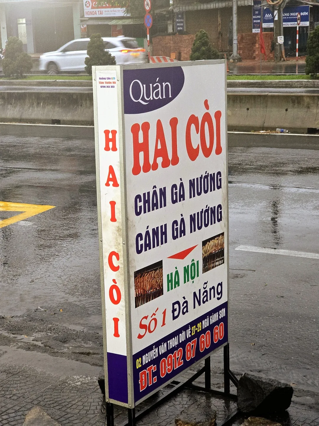 Đi xe máy dưới mưa