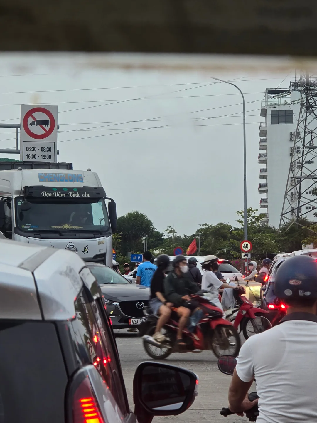 (Đánh giá) Dù là người Hàn Quốc hay người Việt Nam, hãy luôn cẩn thận!! (Chứng kiến 3 vụ tai nạn xe tại cùng một địa điểm trong cùng một ngày)