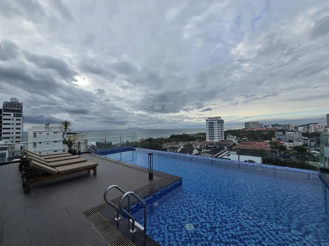 (Đánh giá) Charming Beauty Hotel view hồ bơi