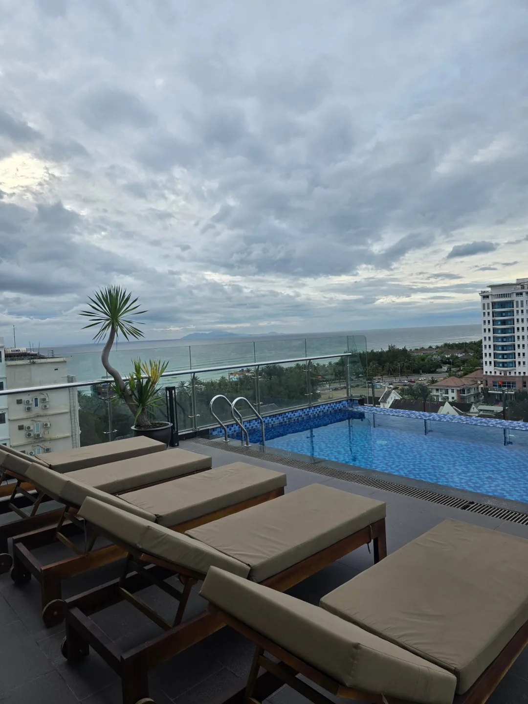 (Đánh giá) Charming Beauty Hotel view hồ bơi