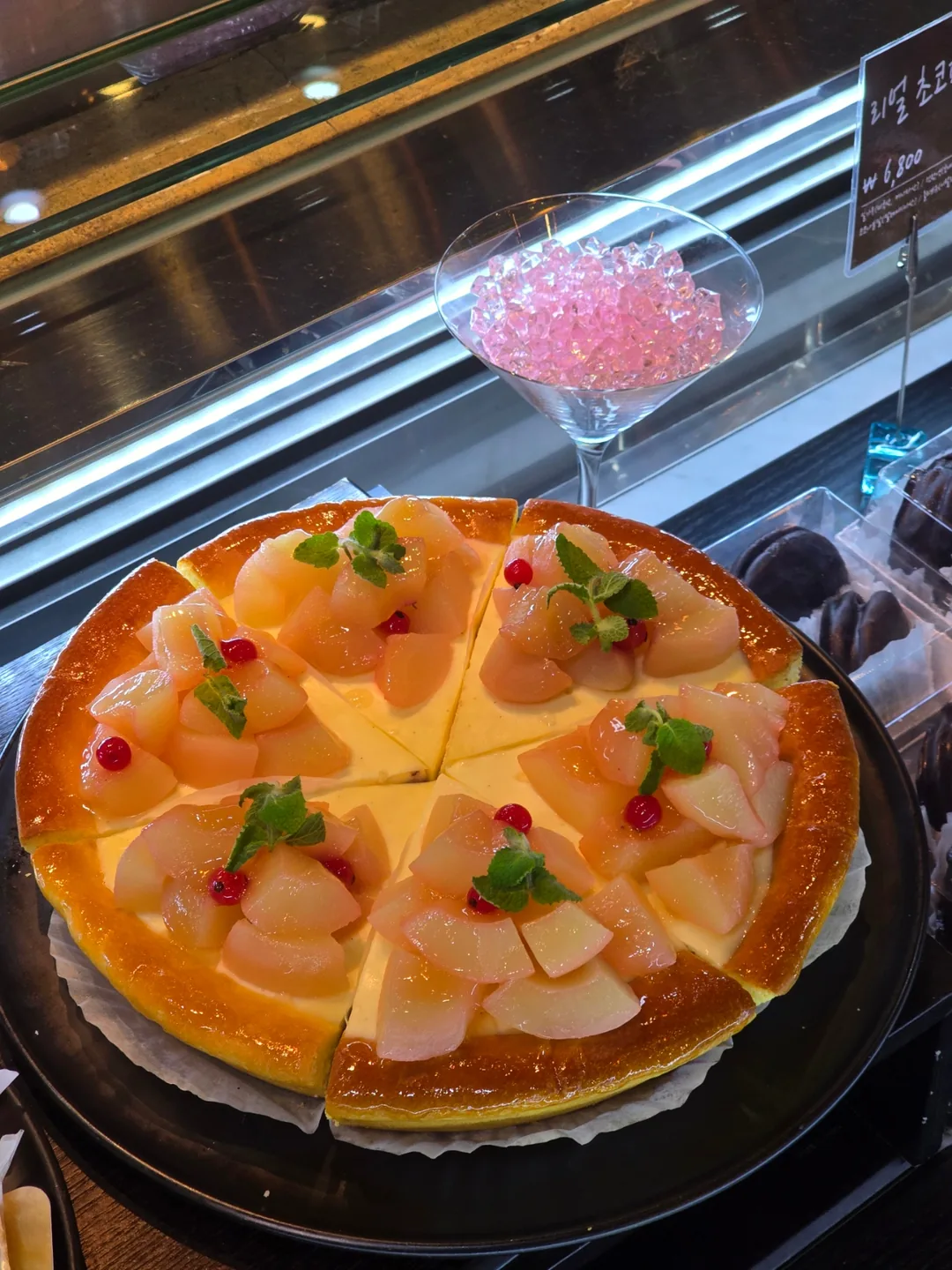 Tôi lại đưa hóa đơn tiệm bánh một lần nữa..