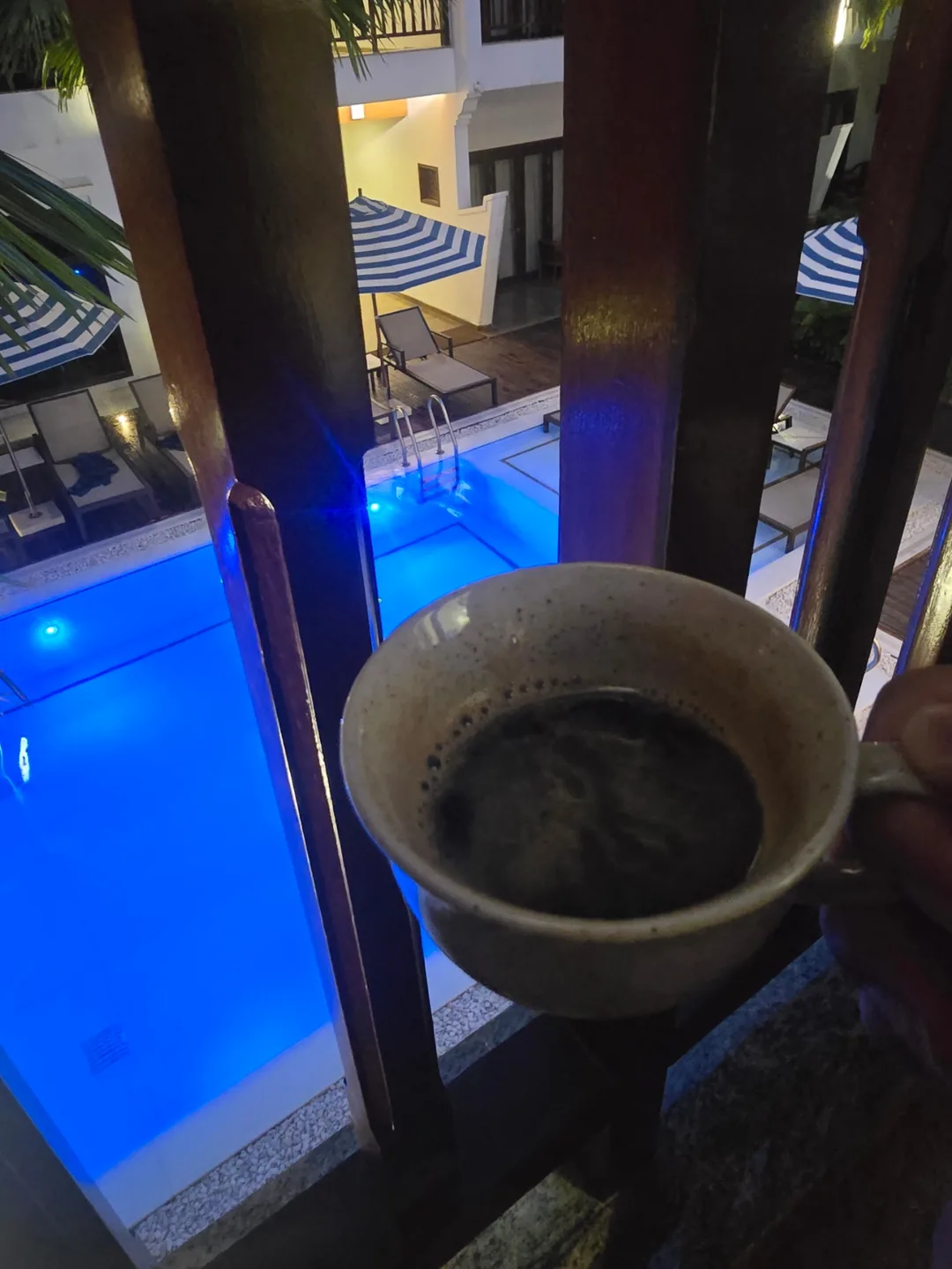Nước hồ bơi lạnh quá..