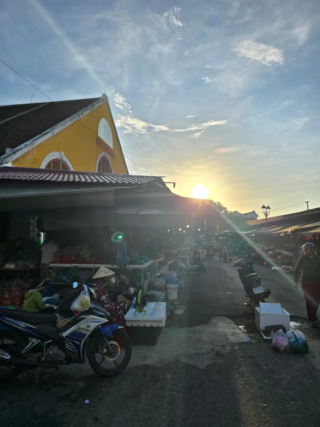 Bà cô này vẫn còn đang chèo kéo khách!!!?