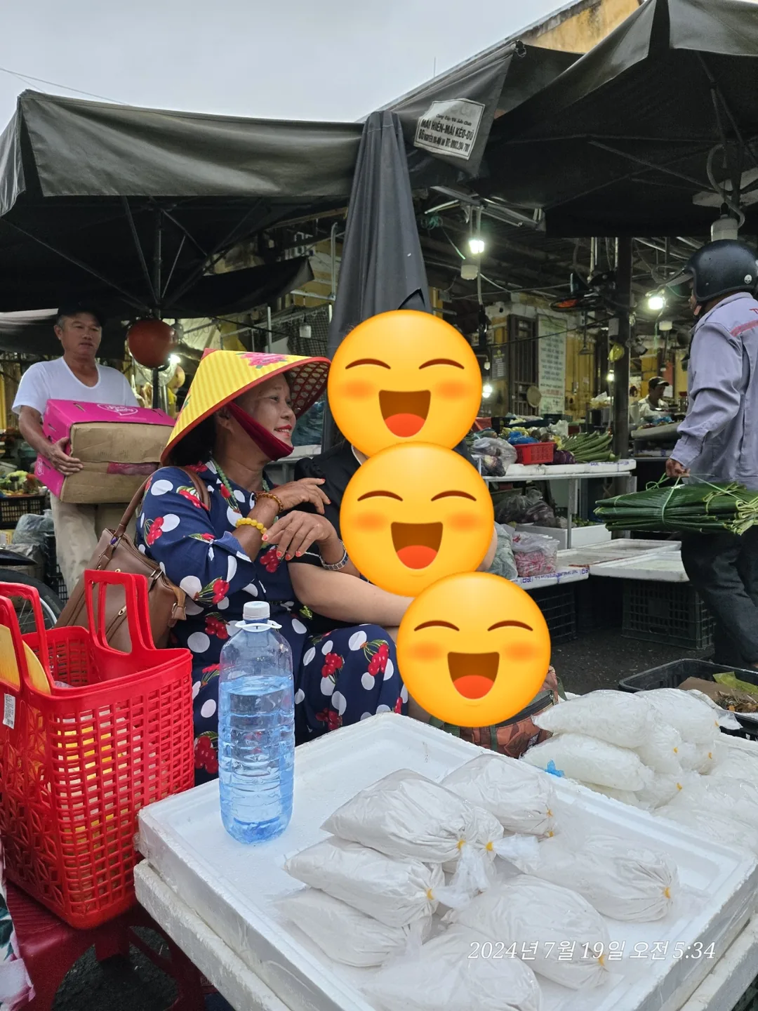 Bà cô này vẫn còn đang chèo kéo khách!!!?