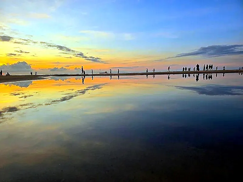 Cánh đồng muối Uyuni Bolivia!!!! KhôngKhông!! Bãi biển Mỹ Khê Đà Nẵng!