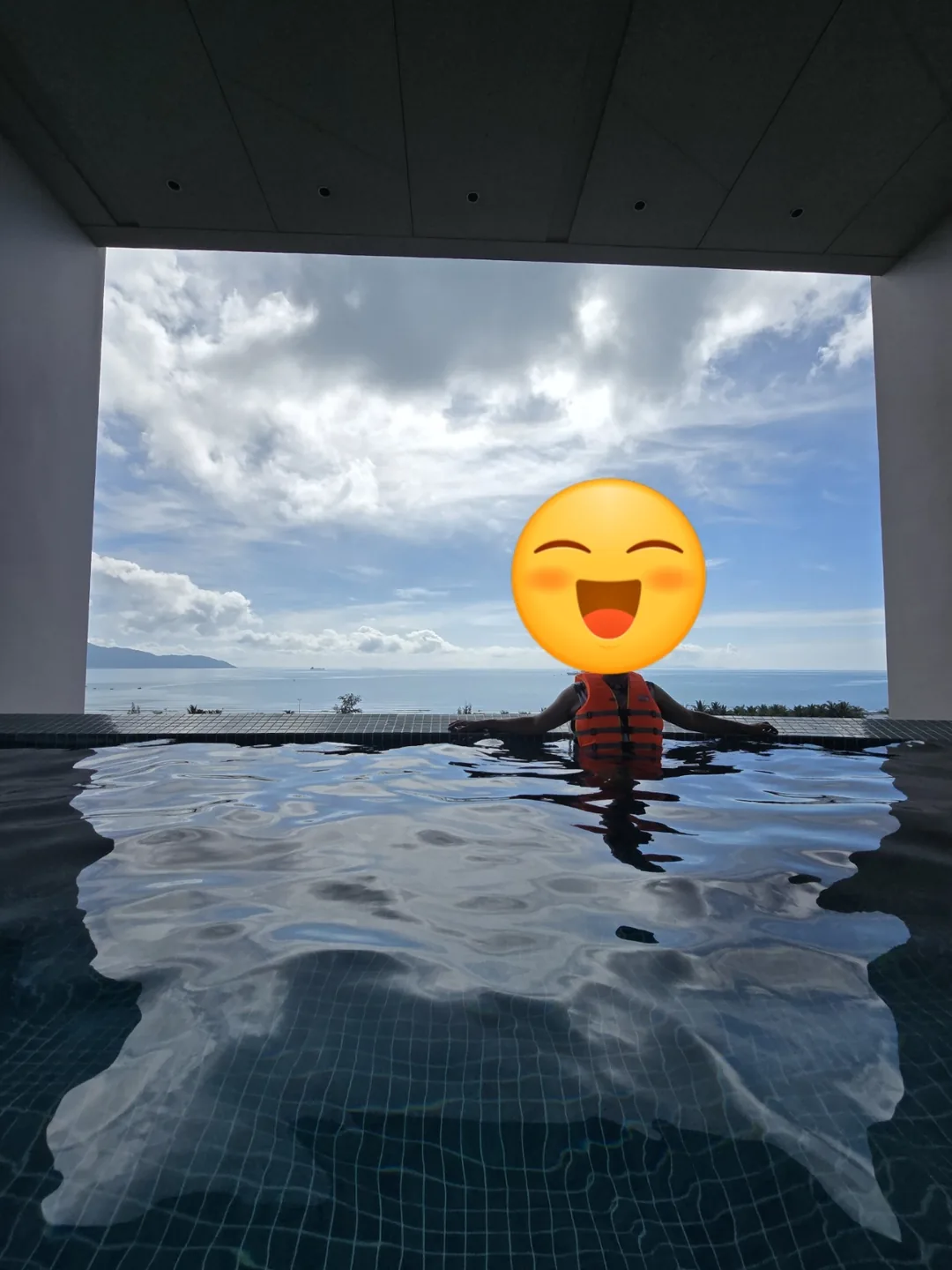 Nước hồ bơi lạnh hơn tôi nghĩ. haha