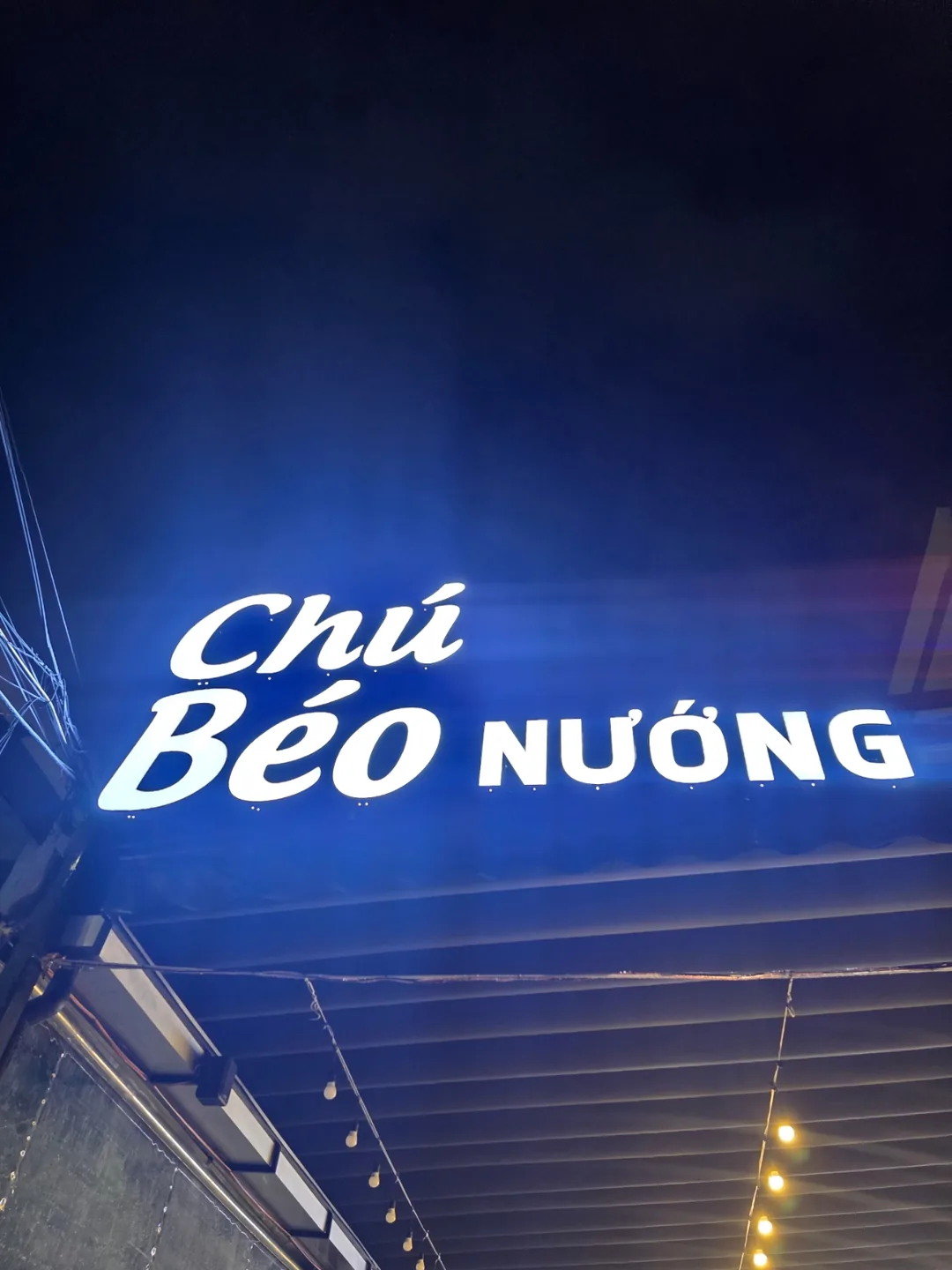 Đêm khuya.. Sau cơn mưa lớn, ngập tràn hương than BBQ