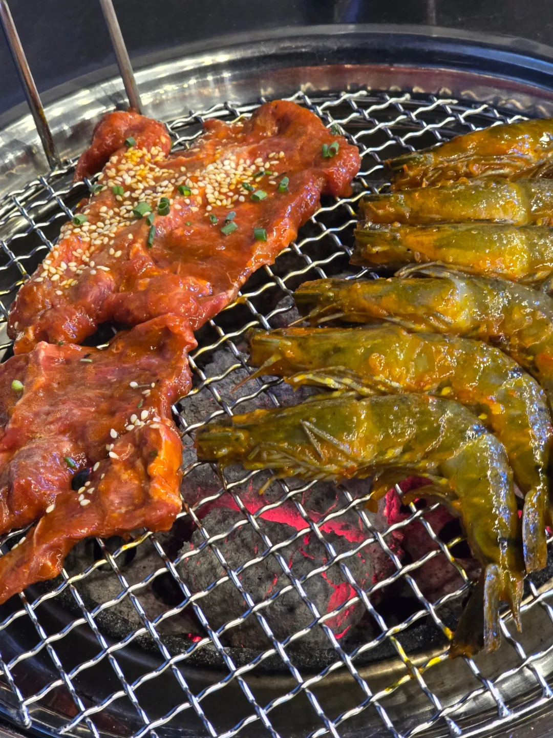 Đêm khuya.. Sau cơn mưa lớn, ngập tràn hương than BBQ