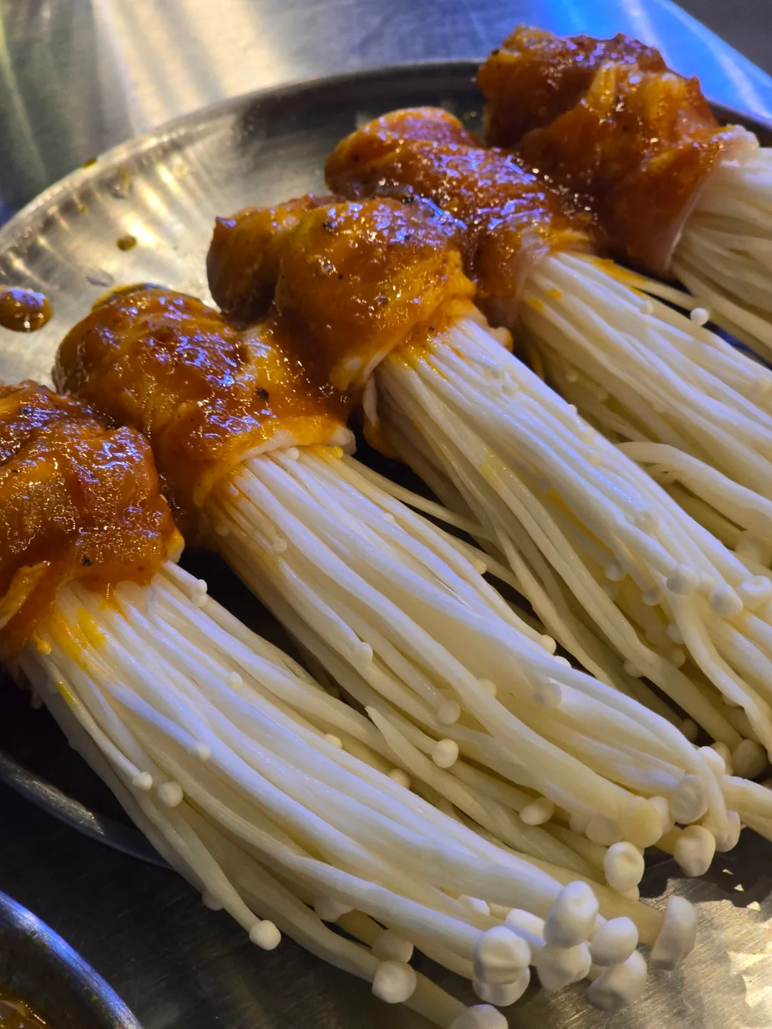 Đêm khuya.. Sau cơn mưa lớn, ngập tràn hương than BBQ
