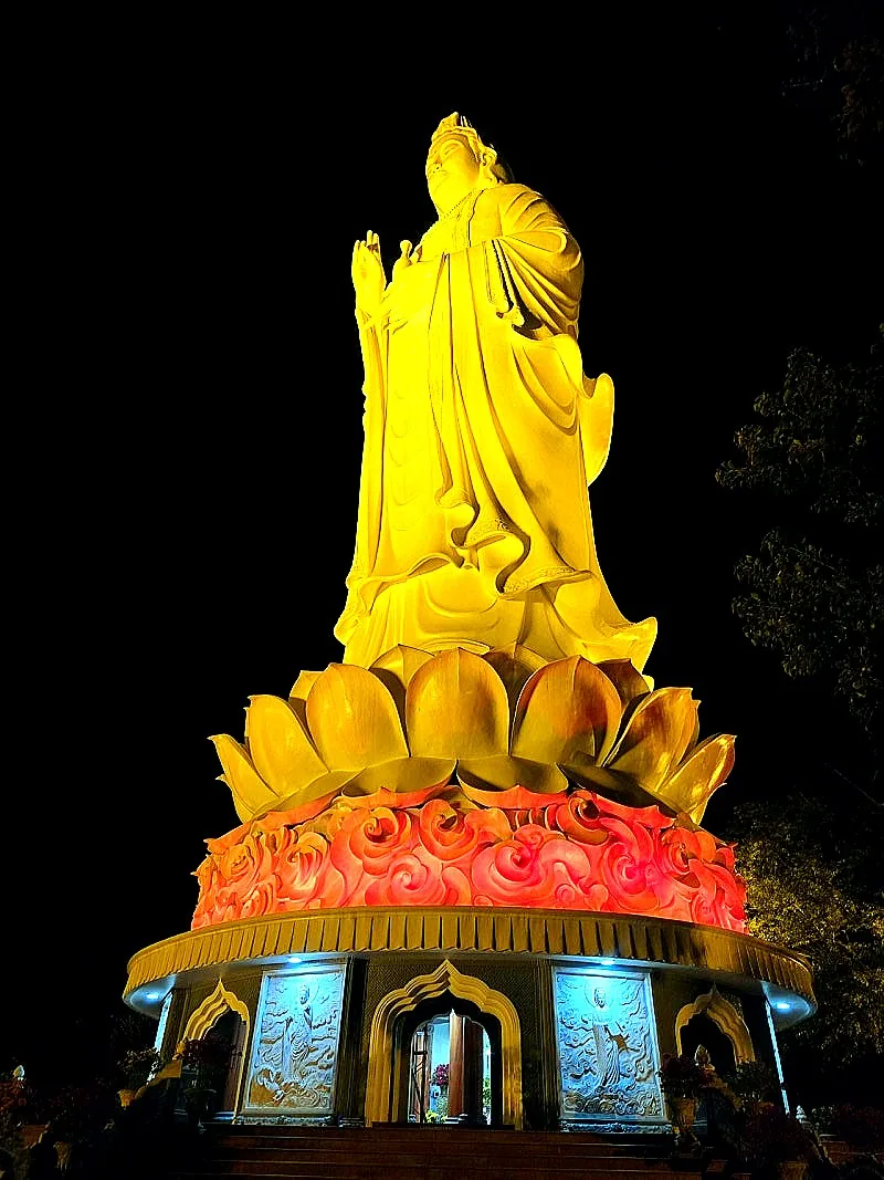 Tôi đã đến chùa Lingam.