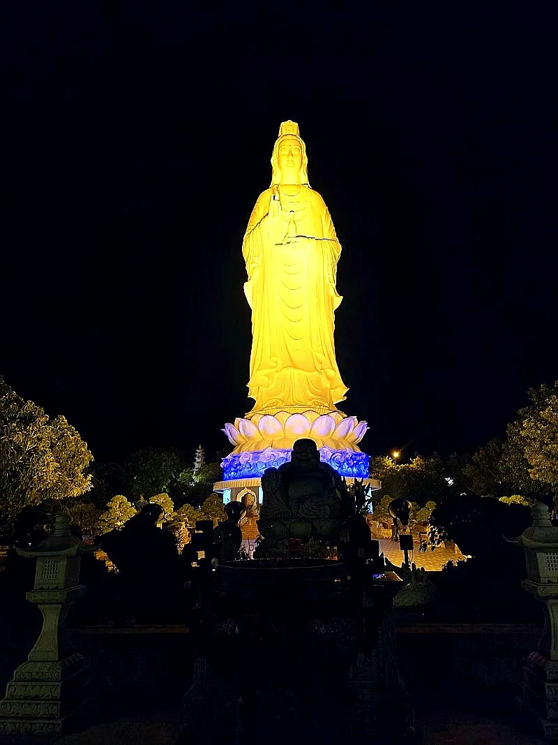 Tôi đã đến chùa Lingam.