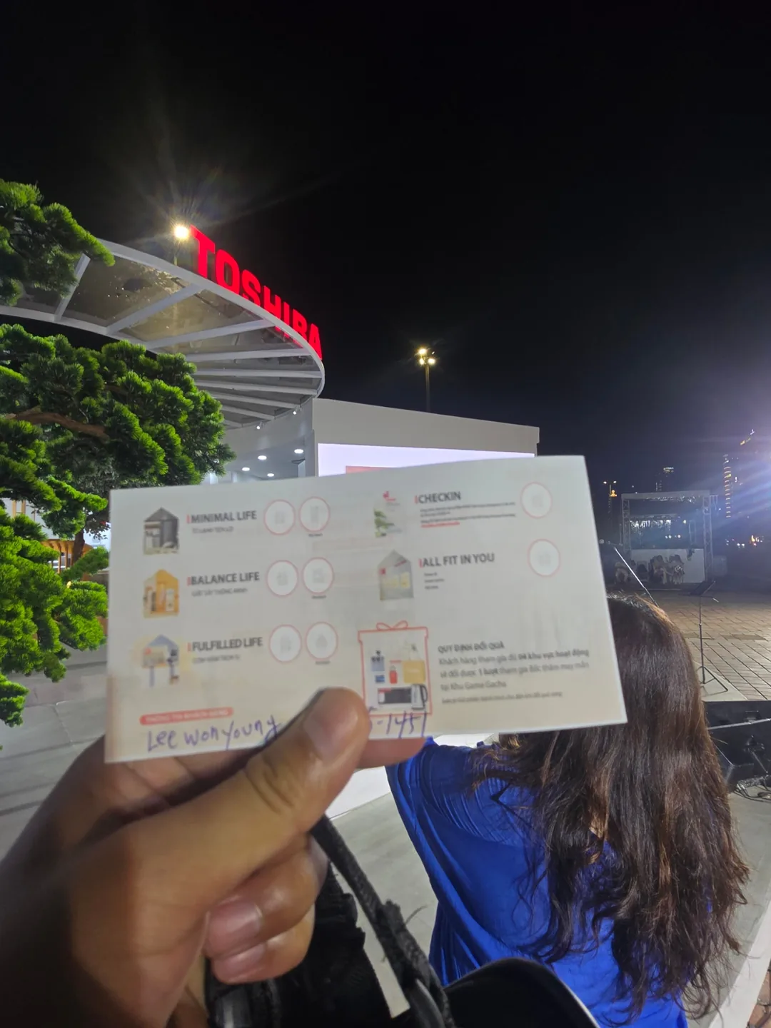 Đang đi dạo ở bãi biển Mỹ Khê thì thấy đang có sự kiện âm nhạc xập xình.