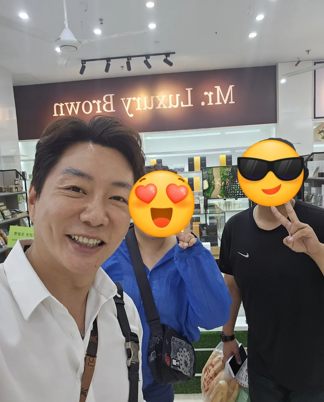 Mình bất ngờ đến trung tâm thương mại đây~^^