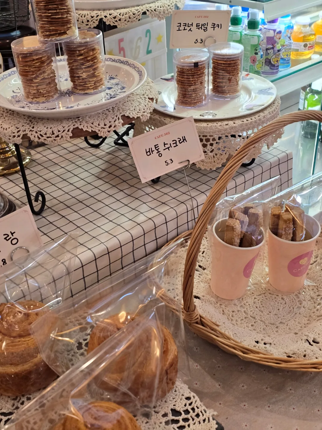 🐿 Đi dạo quán cà phê vào ngày mây thấp.