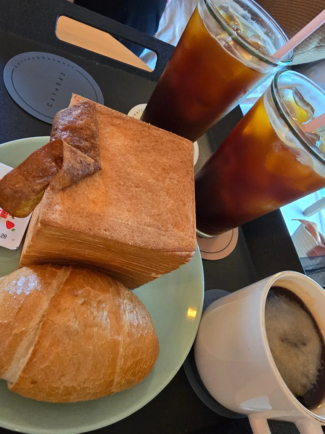 🐿 Đi dạo quán cà phê vào ngày mây thấp.
