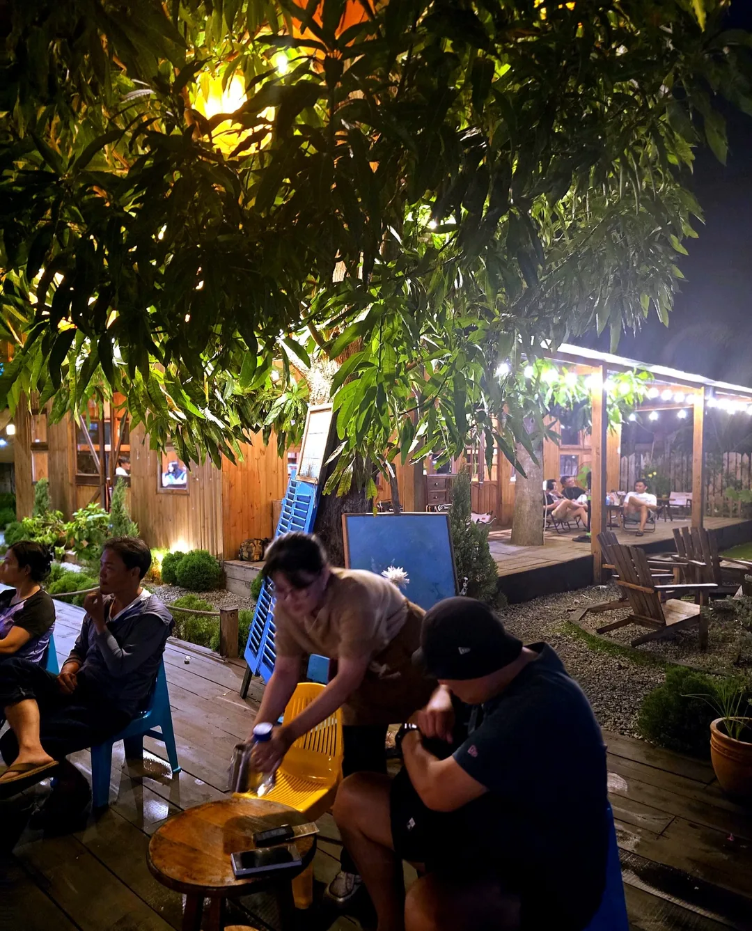 (🇻🇳phòng 6, 30/8~4/9) nhật ký du lịch.. sau khi trời tối, quán cà phê gần sông Thu Bồn, quán cà phê xịn (trinh cafe)