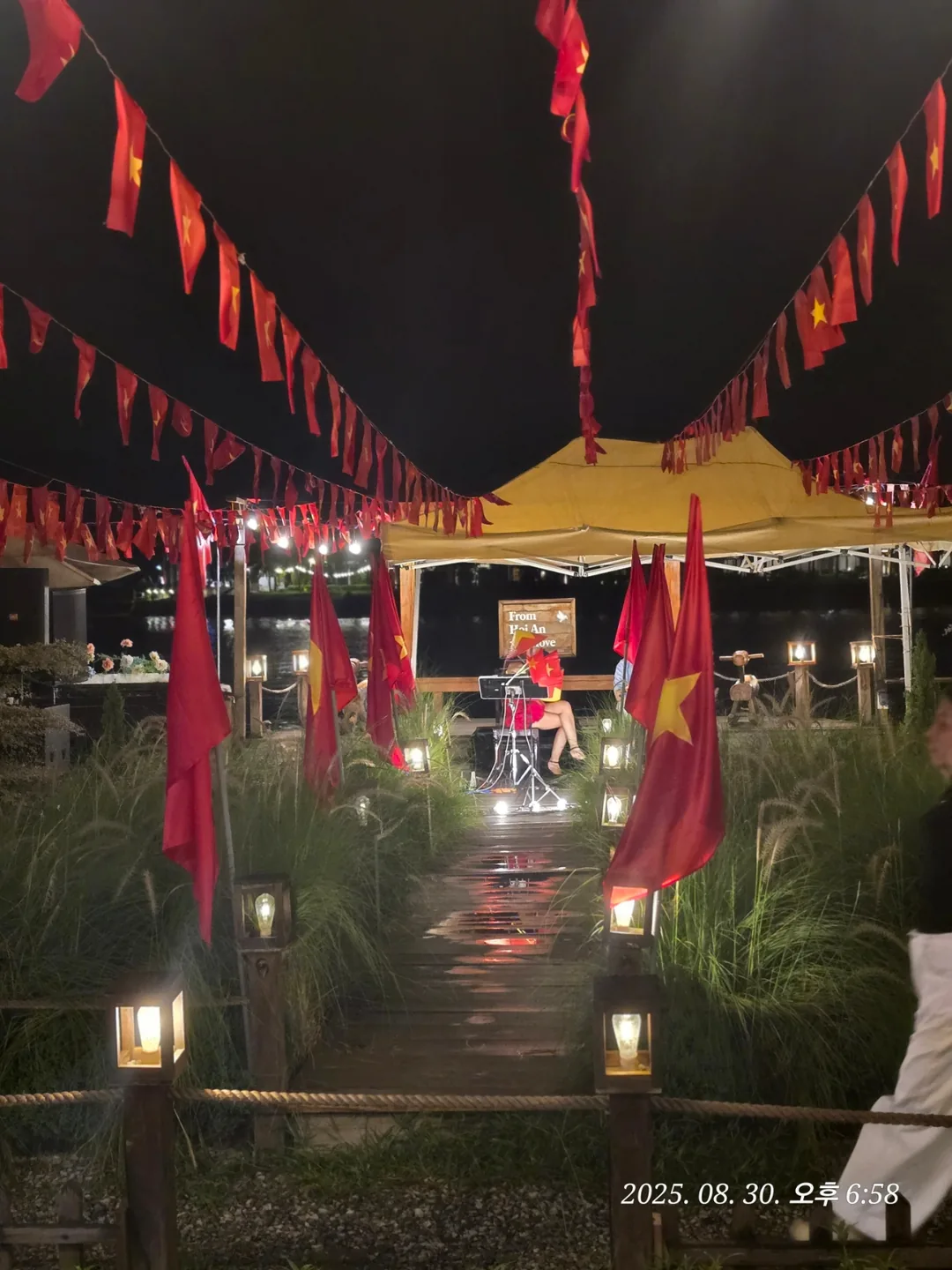 (🇻🇳phòng 6, 30/8~4/9) nhật ký du lịch.. sau khi trời tối, quán cà phê gần sông Thu Bồn, quán cà phê xịn (trinh cafe)