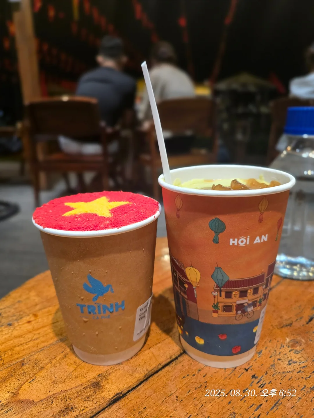 (🇻🇳phòng 6, 30/8~4/9) nhật ký du lịch.. sau khi trời tối, quán cà phê gần sông Thu Bồn, quán cà phê xịn (trinh cafe)