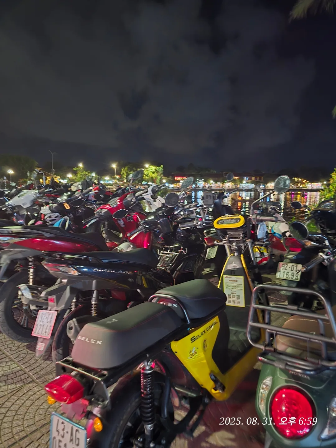 (🇻🇳phòng 6 người 30/8~4/9) Nhật ký du lịch.. Chợ đêm Hội An (chỗ đậu xe máy) vị trí bắt xe Grab