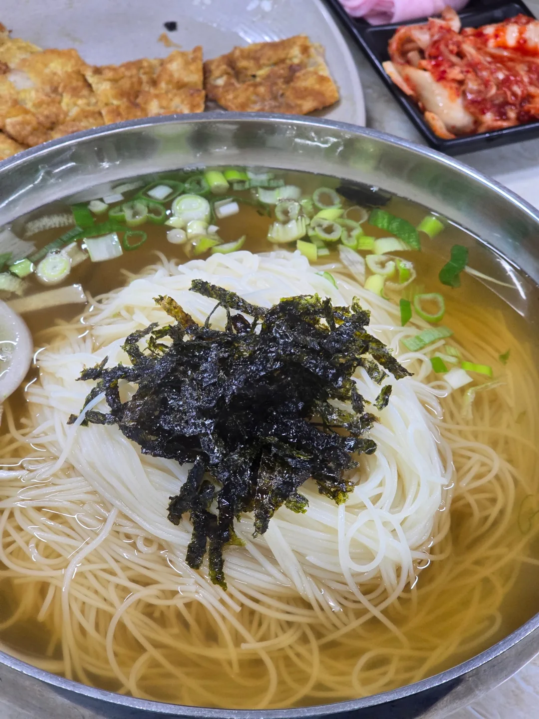 🐿 Mì kiểu này, sau khi trời mưa xong, món janchi-guksu (mì tiệc) trong veo…