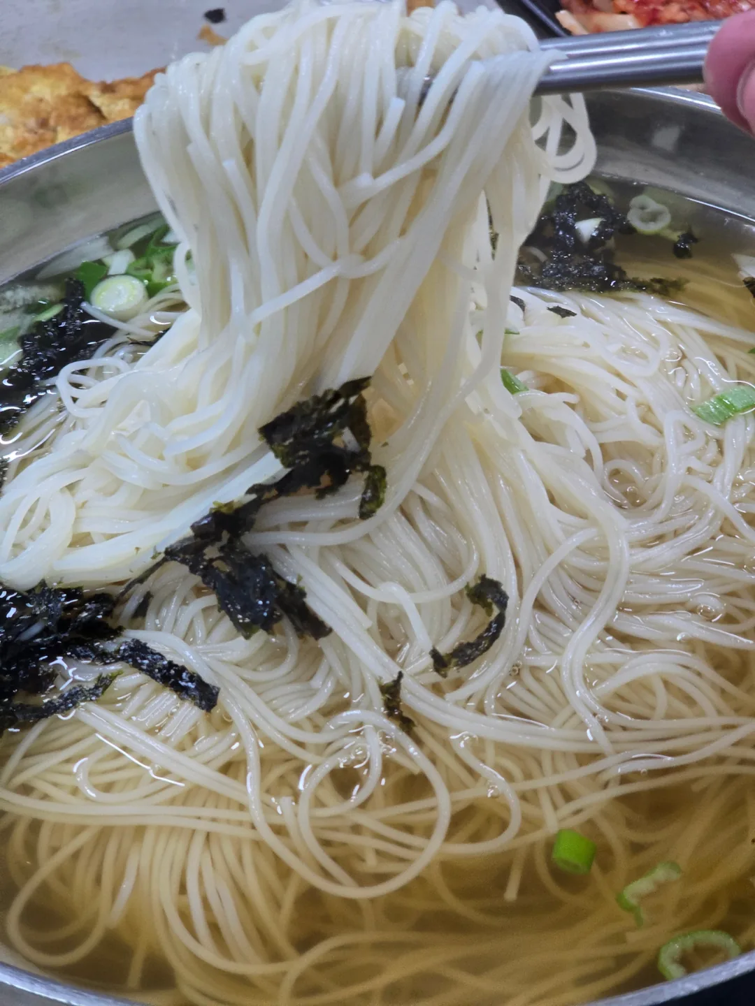 🐿 Mì kiểu này, sau khi trời mưa xong, món janchi-guksu (mì tiệc) trong veo…