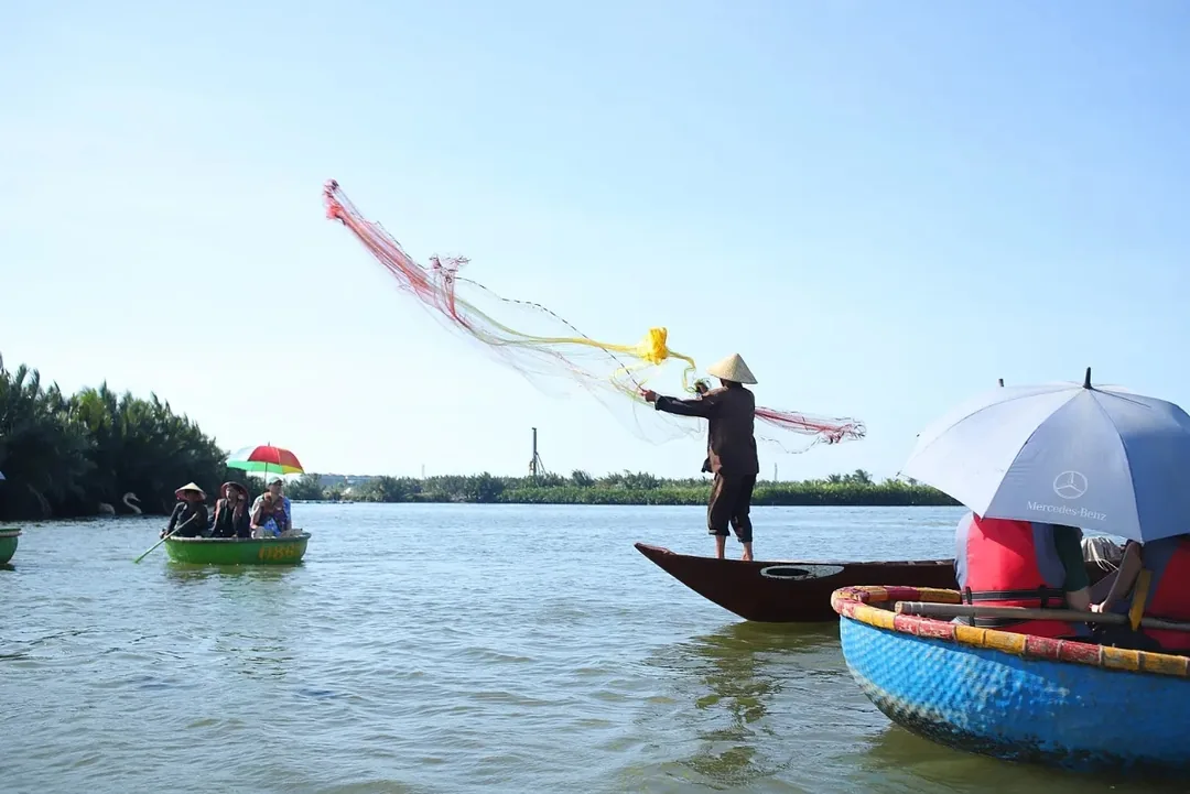 🇻🇳 Ồ~~~ Đây chính là thứ chỉ thấy trên TV!!! Thuyền thúng!!!