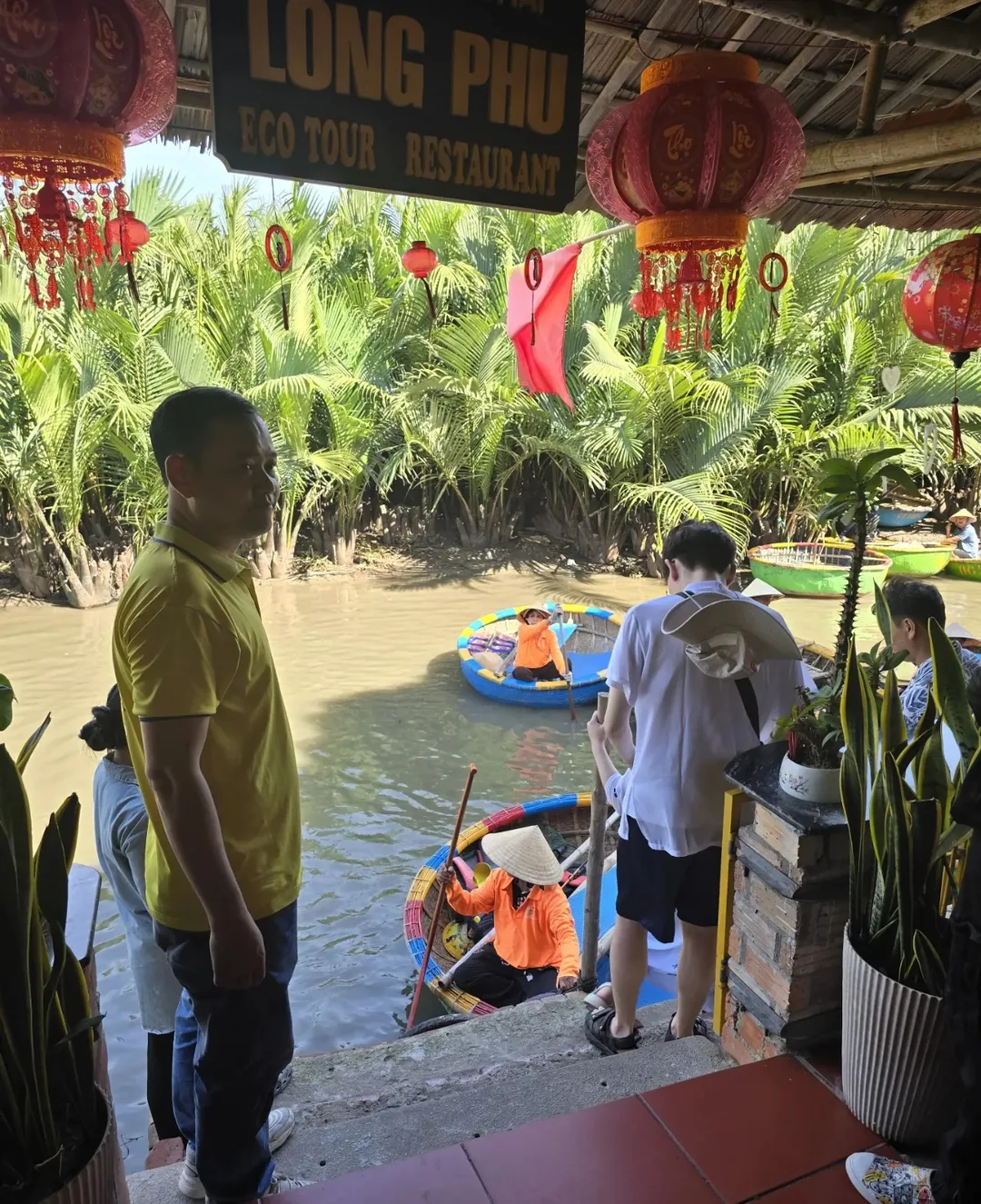 🇻🇳 Ồ~~~ Đây chính là thứ chỉ thấy trên TV!!! Thuyền thúng!!!