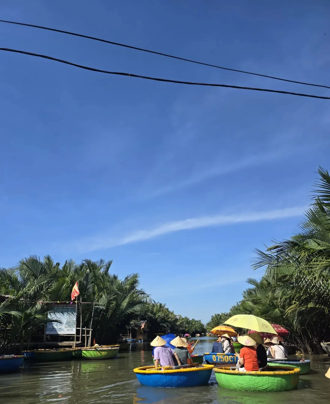 🇻🇳 Ồ~~~ Đây chính là thứ chỉ thấy trên TV!!! Thuyền thúng!!!