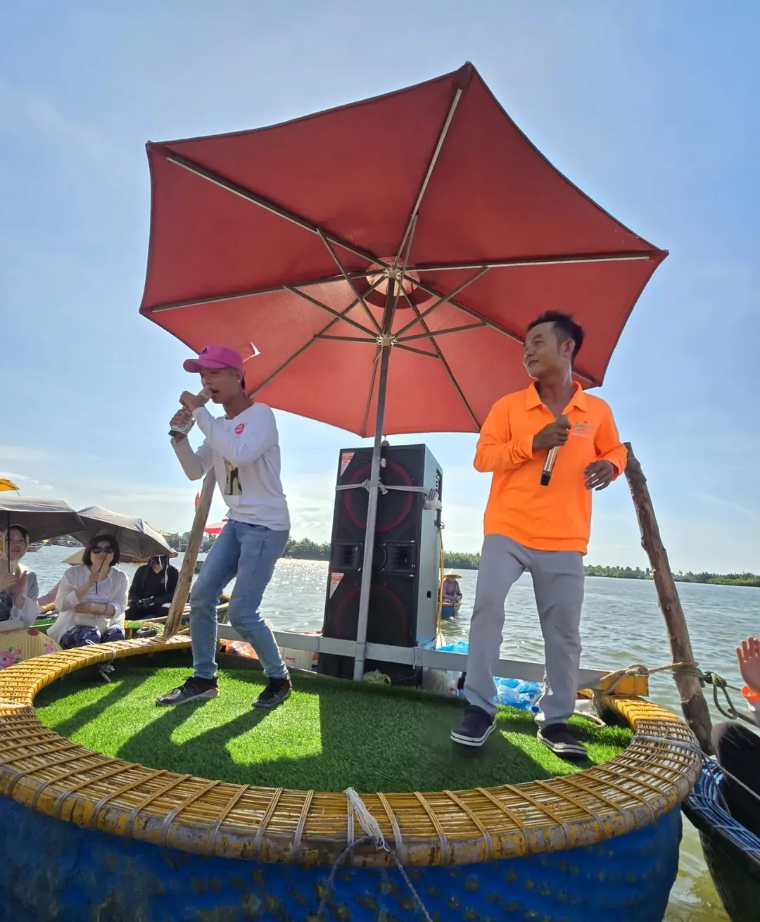 🇻🇳 Ồ~~~ Đây chính là thứ chỉ thấy trên TV!!! Thuyền thúng!!!