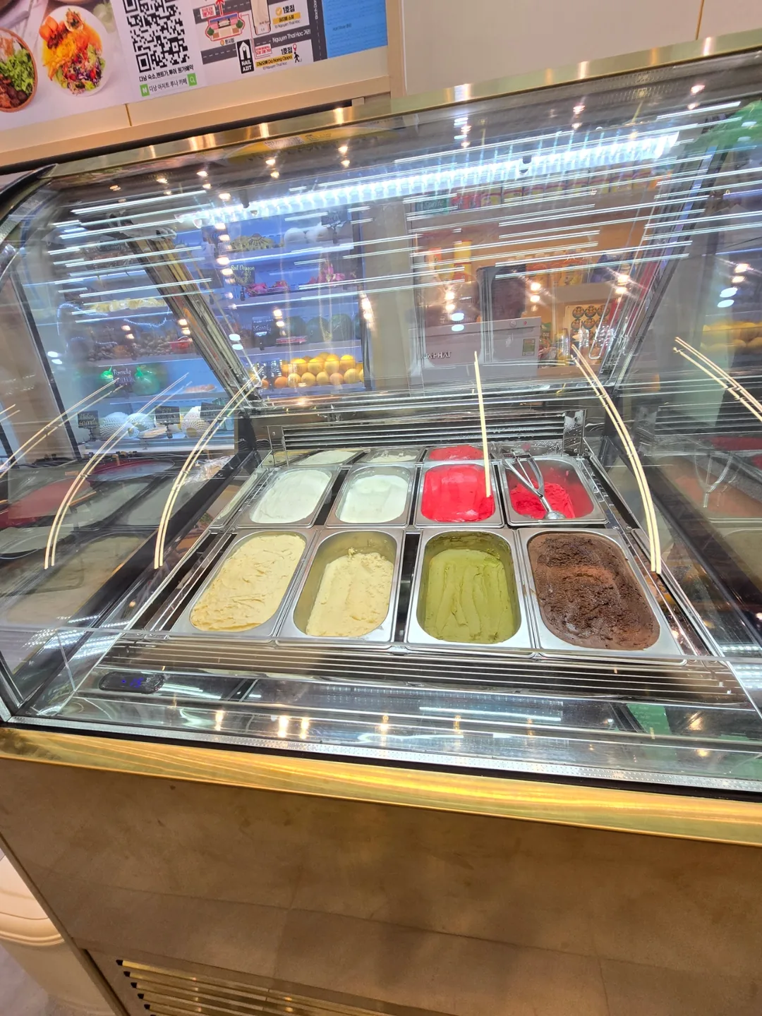 (🇻🇳 Chuyến đi thứ 6, 30/8 - 4/9) Nhật ký du lịch.. Cửa hàng trái cây trước chợ Hàn