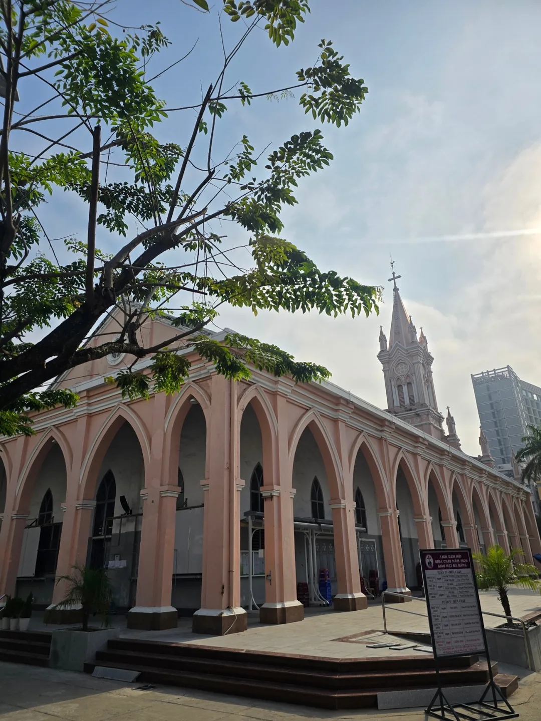 Nhà thờ hồng buổi sáng